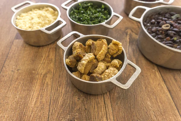 Geleneksel feijoada parçası olan yemekler tipik Brezilya gıda. Siyah fasulye, lahana, kraker, beyaz pirinç, kurutulmuş et, paio