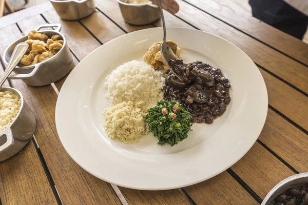 Beyaz feijoada, maddeler ile çanak Brezilya geleneksel yemekler