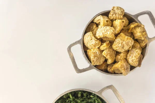 Çatırtı ve lahana eşlik feijoada, Brezilyalı tipik çanak
