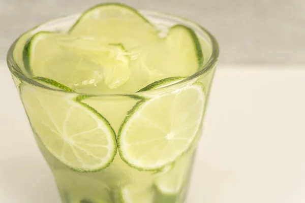 Geleneksel Brezilya içki, limon ile caipirinha bardak