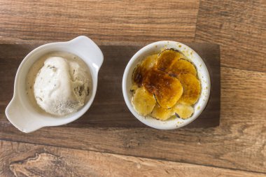 Lezzetli muz çöller, kek, dondurma, creme brulee ve muz tatlı