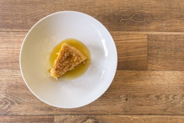 Tapyoka pudingi beyaz plaka üzerinde dilim