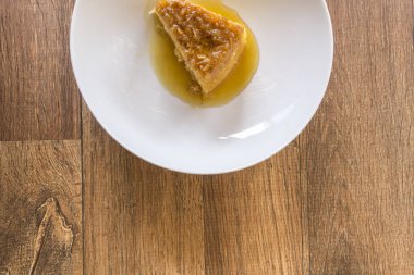 Tapyoka pudingi beyaz plaka üzerinde dilim