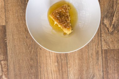 Tapyoka pudingi beyaz plaka üzerinde dilim