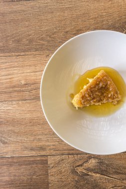 Tapyoka pudingi beyaz plaka üzerinde dilim