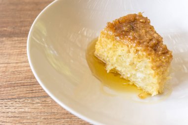 Tapyoka pudingi beyaz plaka üzerinde dilim