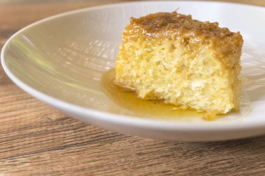 Tapyoka pudingi beyaz plaka üzerinde dilim