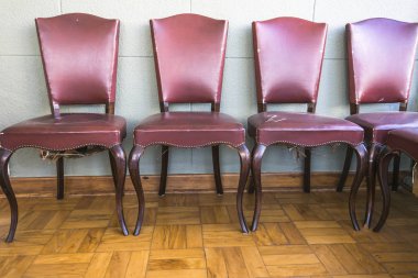 Antik kırmızı döşemeli sandalyeler catering için