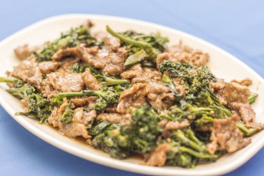 Brokoli ile kıyılmış et.