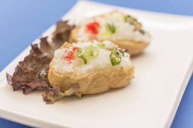 Japon yemekleri ile beyaz tabak.