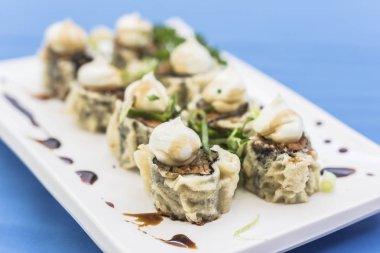 Bazı sıcak rulo ile krem peynir ile beyaz plaka.