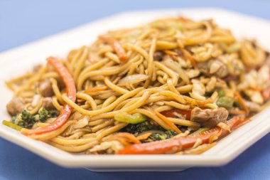 Beyaz plaka Yakisoba ile.