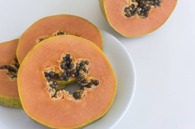 Papaya beyaz zemin üzerine dilimlenmiş.