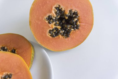 Beyaz arka plan üzerinde Papaya yakın çekim.