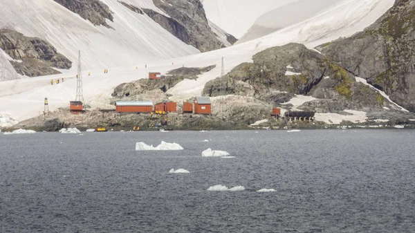 Ijs Bedekte Berg Mensen Lopen Buurt Van Het Kamp Antarctica — Stockfoto