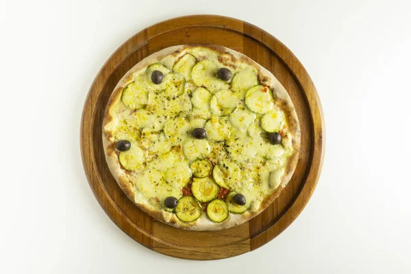 Beyaz arka plan üzerinde vejetaryen kabak pizza