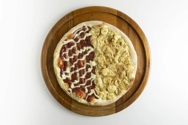 Beyaz arka planda tatlı muz ve guava pizza