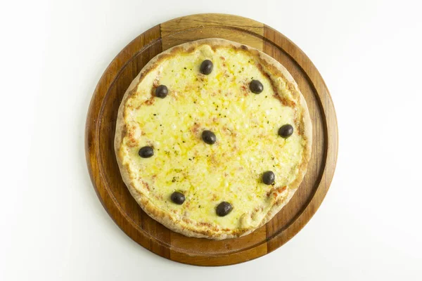 Beyaz arka plan üzerinde mozzarella ve yeşil zeytinli büyük pizza — Stok fotoğraf