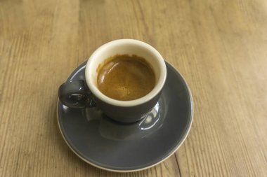 Ahşap alt kahve ile porselen fincan