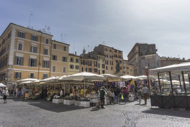 İtalyan pazarı çiçek alanı çağırdı