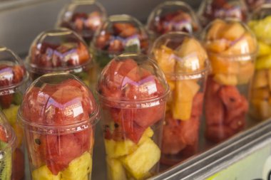 Plastik bardaklarda çeşitli taze meyve salatası