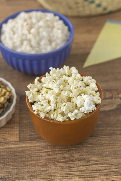 Keramisk skål med popcorn på grå bakgrund — Stockfoto