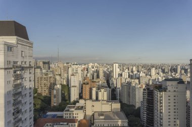 Paulista Avenue bölgesinde binanın tepesinden Sao Paulo şehir görünümü