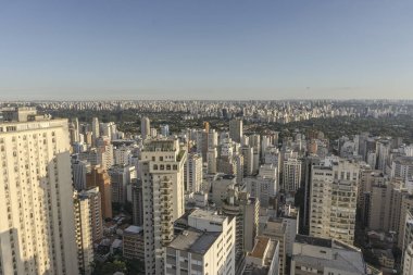 Paulista Avenue bölgesinde binanın tepesinden Sao Paulo şehir görünümü