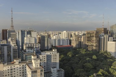 Paulista Avenue bölgesinde binanın tepesinden Sao Paulo şehir görünümü