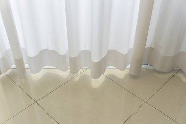 Kıvrılmış beyaz perde