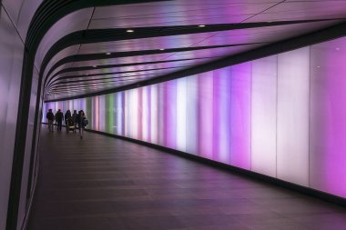 Londra İngiltere 04 17 2019, Londra'da King's Cross İstasyonu Metrosu'nda alt geçitte yürüyen insanlar