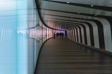 Londra İngiltere 04 17 2019, Londra'da King's Cross İstasyonu Metrosu'nda alt geçitte yürüyen insanlar
