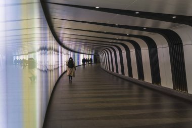 Londra İngiltere 04 17 2019, Londra'da King's Cross İstasyonu Metrosu'nda alt geçitte yürüyen insanlar