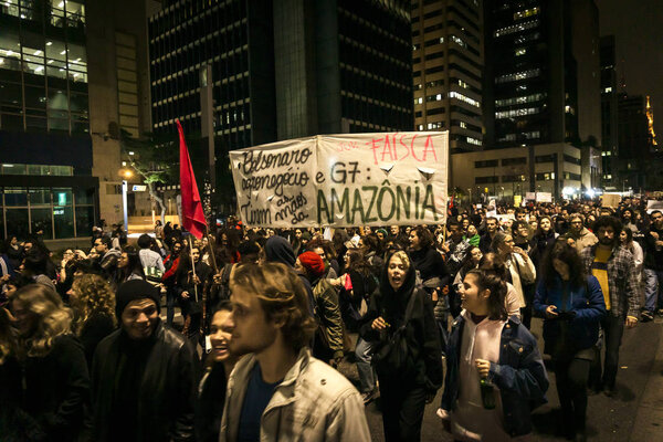 Сан-Паулу Бразилия 08 23 2019 Люди на улице протестуют за сохранение Амазонки
