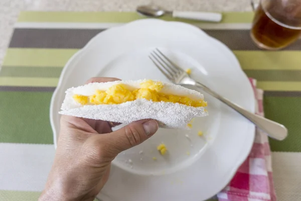 El omlet ile bir tapyoka tutarak