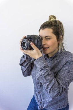 Kamera fotoğraflama ile ayakta kadın fotoğrafçı