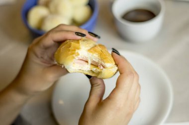 Kadının el ele tutuştuğu sandviçe yaklaş.