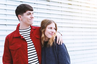 Genç sevgi çift kol kola