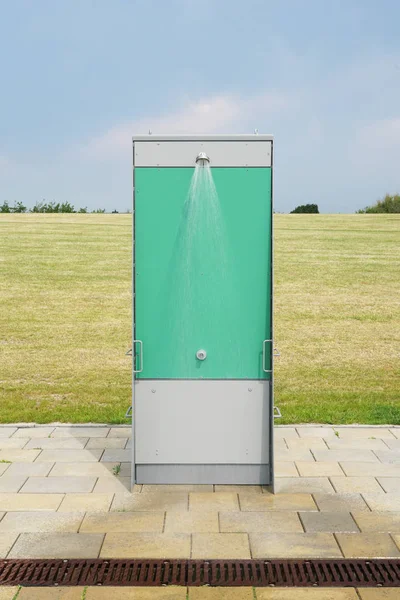 Venkovní sprcha na veřejné pláži — Stock fotografie