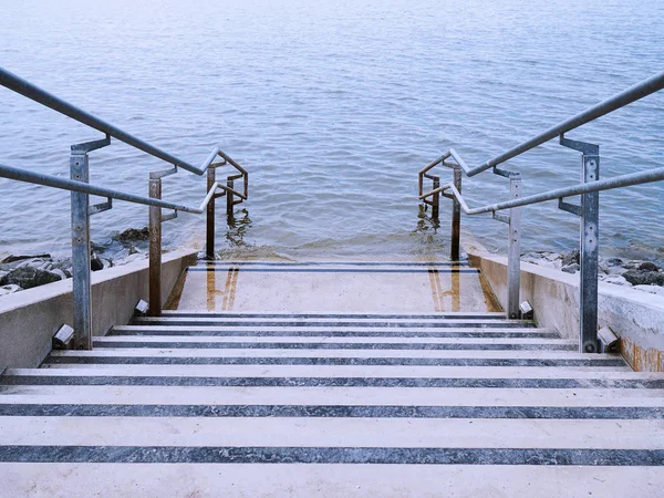 Beton merdiven suya lider — Stok fotoğraf