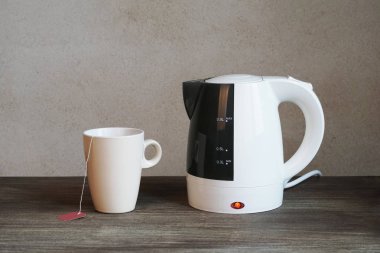elektrikli su ısıtıcısı ve çay fincanı