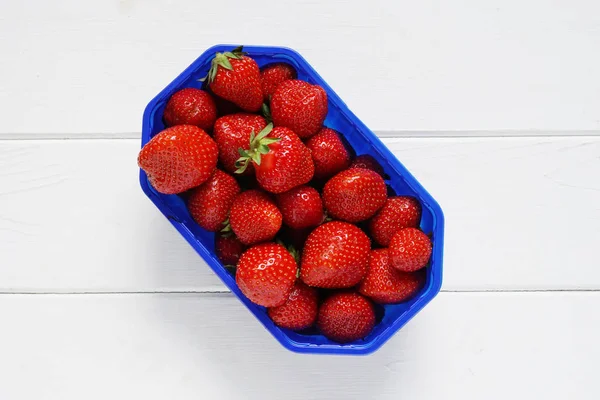 Topview of strawberries on white wooden table — Stock Photo, Image