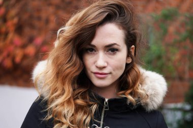 Genç kadın giyiyor kış ceket