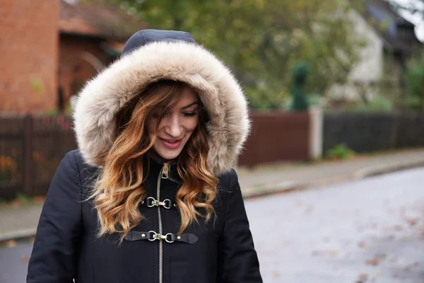 Mujer joven con capucha abrigo de invierno jugando acogedor —  Fotos de Stock