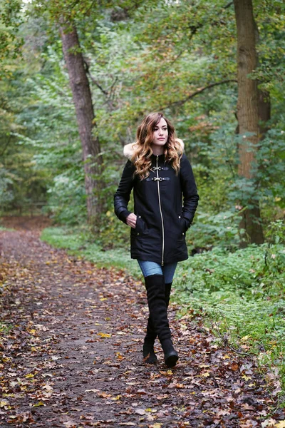 Jeune femme sur une promenade solitaire dans la forêt — Photo