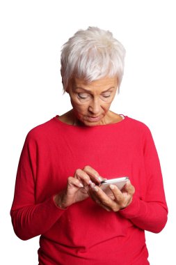 üst düzey kadın üzerinde beyaz izole onun smartphone, karışık arıyor