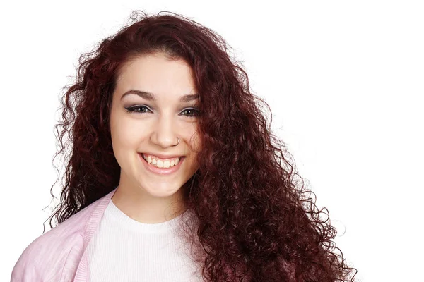 Glückliches Teenie-Mädchen mit langen lockigen Haaren und zahmem Lächeln — Stockfoto