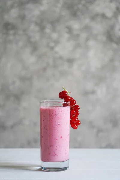 Redcurrant smoothie or milkshake — Stock Photo, Image