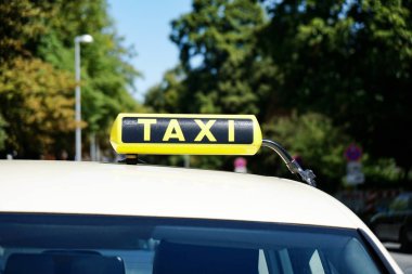 Alman taksi işareti araba çatı üzerinde