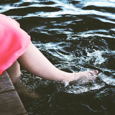 tanınmayan kadın çıplak ayak ile su